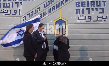 ROSH HANIKRA, ISRAËL - OCTOBRE 27 : le directeur général du ministère israélien de l'énergie, Lior Schillat, s'adresse à d'autres membres de la délégation israélienne au poste-frontière de Rosh HaNikra, ou Ras al-Naqura (arabe), à la suite de la signature d'un accord sur la frontière maritime entre Israël et le Liban à 28 octobre 2022, à Rosh Hanikra, en Israël. Après 11 ans de négociations, Israël et le Liban ont signé séparément un accord sur la frontière maritime négocié par les États-Unis à Naqoura, dans le sud du Liban, près de la frontière israélienne, permettant à chaque pays d'exploiter les champs de gaz lucratifs au large de leurs côtes. Crédit : Eddie Gerald/Alay Live News Banque D'Images