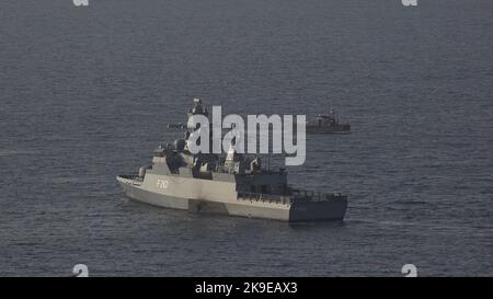 ROSH HANIKRA, ISRAËL - OCTOBRE 27 : un bateau de patrouille de la marine libanaise navigue près de la corvette FGS Erfurt de la marine allemande (F262), déployée dans le cadre de la Force intérimaire des Nations Unies au Liban (FINUL), Dans les eaux maritimes méditerranéennes au large de Rosh HaNikra, dans le nord d'Israël, et dans le sud de Naqoura, au cours de la signature d'un accord de frontière maritime entre les deux pays de 28 octobre 2022, à Rosh Hanikra, en Israël. Après 11 ans de négociations, Israël et le Liban ont signé séparément un accord sur la frontière maritime négocié par les États-Unis à Naqoura, dans le sud du Liban, près de la frontière israélienne, permettant à chaque pays d'expulser Banque D'Images