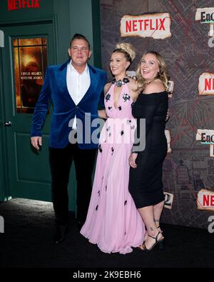 New York, États-Unis. 27th octobre 2022. (G-D) Robert Brown, Millie Bobby Brown et Paige Brown arrivent sur le tapis rouge pour la première mondiale d'Enola Holmes 2 au Paris Theatre de New York, NY, jeudi, 27 octobre 2022. Photo de Gabriele Holtermann/UPI crédit: UPI/Alay Live News Banque D'Images
