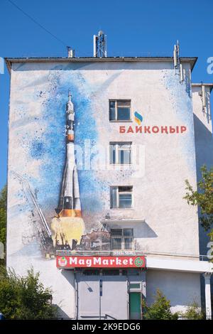 Une grande murale peinte sur le côté d'un immeuble d'appartements, représentant un lancement de fusée spatiale à Baikonour. À Astana, Nursultan, Kazakhstan. Banque D'Images