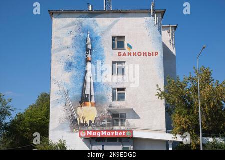 Une grande murale peinte sur le côté d'un immeuble d'appartements, représentant un lancement de fusée spatiale à Baikonour. À Astana, Nursultan, Kazakhstan. Banque D'Images