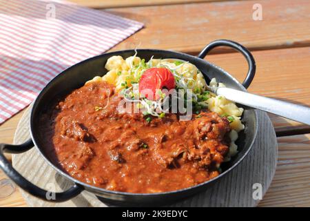 Goulash avec spaetzle dans une casserole Banque D'Images