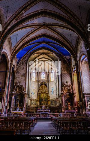 Vue sur l'intérieur de l'église gothique médiévale notre Dame de l'Assomption dans le village de Fanjeaux dans le sud de la France (Aude) Banque D'Images