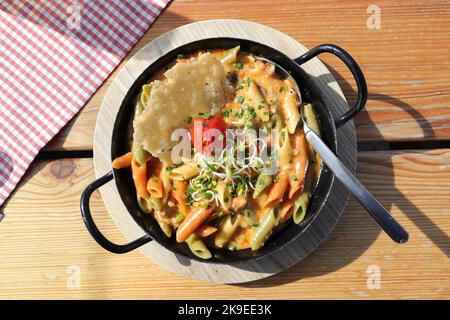 Pâtes cuites au four avec fromage dans une casserole Banque D'Images