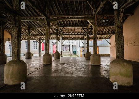 Vue sur le marché couvert médiéval en bois du village de Fanjeaux dans le sud de la France (Aude) Banque D'Images