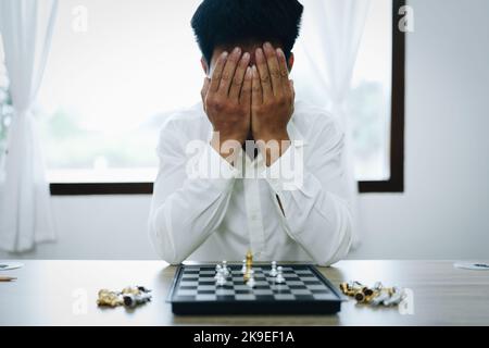 Jouer et planifier une marche d'échecs, les entrepreneurs montrent la défaite dans la planification de leurs affaires financières Banque D'Images