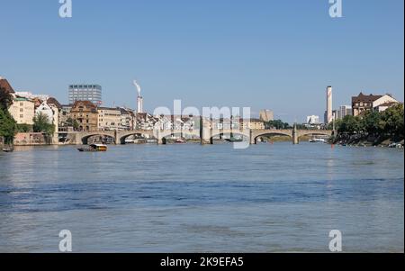 Vue sur le Rhin turquoise lors d'une journée d'été dans le centre de Bâle, en Suisse Banque D'Images