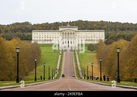 Photo du dossier datée du 25/10/22 des édifices du Parlement à Stormont Estate, à Belfast, en Irlande du Nord. L'Irlande du Nord est sur la voie d'une élection à l'Assemblée avant Noël, alors que la date limite pour rétablir un gouvernement dévot à Stormont est écoulée. Banque D'Images