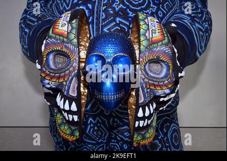 New York, États-Unis. 27th octobre 2022. Un gros plan d'un crâne orné de bijoux d'une sculpture intitulée El Credor de las Catrinas sur la terrasse d'observation Top of the Rock dans le cadre de la célébration annuelle 2nd de la semaine mexicaine: Dia de Muertos, au Rockefeller Center, New York, NY, 27 octobre, 2022. (Photo par Anthony Behar/Sipa USA) crédit: SIPA USA/Alay Live News Banque D'Images