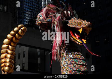New York, États-Unis. 27th octobre 2022. Une grande sculpture de serpent intitulée Quetzalcoatl par l'artiste Machaca se tient au Rockefeller Center dans le cadre de la célébration annuelle 2nd de la semaine du Mexique: Dia de Muertos, New York, NY, 27 octobre 2022. (Photo par Anthony Behar/Sipa USA) crédit: SIPA USA/Alay Live News Banque D'Images