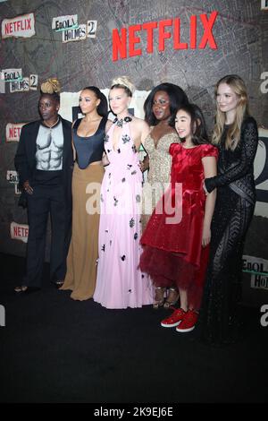 New York, NY, États-Unis. 27th octobre 2022. Sharon Duncan-Brewster, Abbie Hern, Millie Bobby Brown, Susan Wokoma, Serrana su-Ling Bliss et Hannah Dodd lors de la première mondiale d'Enola Holmes 2 de Netflix au Paris Theatre on 27 octobre 2022 à New York. Crédit : RW/Media Punch/Alamy Live News Banque D'Images