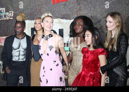 New York, NY, États-Unis. 27th octobre 2022. Sharon Duncan-Brewster, Abbie Hern, Millie Bobby Brown, Susan Wokoma, Serrana su-Ling Bliss et Hannah Dodd lors de la première mondiale d'Enola Holmes 2 de Netflix au Paris Theatre on 27 octobre 2022 à New York. Crédit : RW/Media Punch/Alamy Live News Banque D'Images