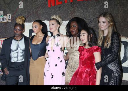 New York, NY, États-Unis. 27th octobre 2022. Sharon Duncan-Brewster, Abbie Hern, Millie Bobby Brown, Susan Wokoma, Serrana su-Ling Bliss et Hannah Dodd lors de la première mondiale d'Enola Holmes 2 de Netflix au Paris Theatre on 27 octobre 2022 à New York. Crédit : RW/Media Punch/Alamy Live News Banque D'Images