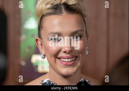 New York, États-Unis . 27th octobre 2022. NEW YORK, NEW YORK - OCTOBRE 27 : Millie Bobby Brown assiste à la première mondiale de Netflix, « Enola Holmes 2 », au Paris Theatre on 27 octobre 2022 à New York. Crédit : Ron Adar/Alay Live News Banque D'Images