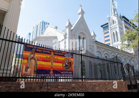 Houston, États-Unis. 27th octobre 2022. L'église de l'Annonciation est située en face de minute Maid Park à Houston, TX, comme vu le jeudi, 27 octobre, offre aux fans un endroit pour prier pour les Astros comme ils jouent dans leurs prochains Jeux de la série mondiale. Les Astros de Houston accueilleront les Phillies de Philadelphie à minute Maid Park dans les jeux 1 et 2 de la série mondiale MLB. (Photo de Jennifer Lake/SIPA USA) crédit: SIPA USA/Alay Live News Banque D'Images