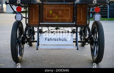 Hansen, Allemagne. 27th octobre 2022. « L'école de conduite » est écrite sur une voiture tirée par un cheval pendant le cours pour le permis de conduire A. quiconque conduit une voiture peut faire beaucoup de choses mal. Le permis de conduire a été introduit pour réduire le nombre d'accidents. Credit: Philipp Schulze/dpa/Alamy Live News Banque D'Images