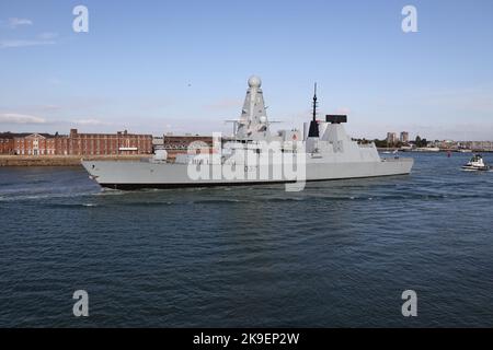 Le destroyer de type 45 de la Marine royale HMS DUNCAN quitte la base navale Banque D'Images