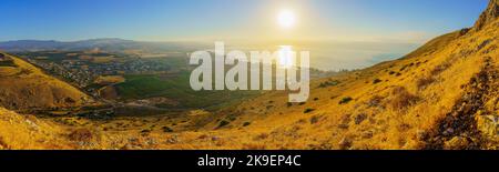 Vue panoramique du matin sur la mer de Galilée et la campagne environnante depuis le mont Arbel (côté ouest). Nord d'Israël Banque D'Images