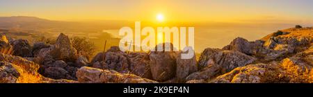 Vue panoramique au lever du soleil sur la mer de Galilée, depuis le mont Arbel (côté ouest). Nord d'Israël Banque D'Images