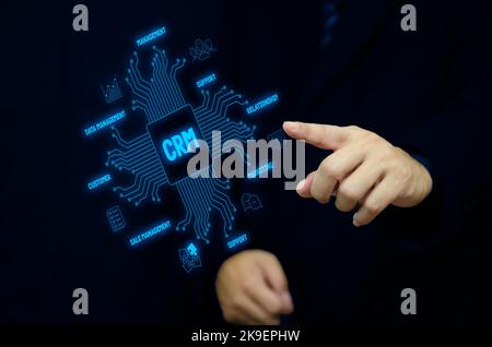 Homme d'affaires appuyant sur le bouton sur les écrans virtuels CRM concept de gestion de la relation client. Banque D'Images