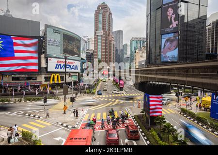 Kuala Lumpur, Malaisie - 21 août 2022 : intersection Bukit Bintang. Image HDR à exposition longue de la jonction animée du centre-ville de KL. Voitures et motorbi Banque D'Images