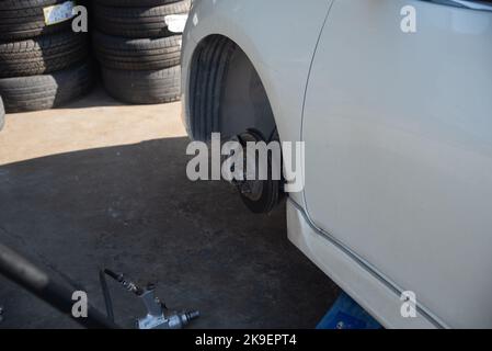 Changer un pneu de voiture causé par un pneu crevé en utilisant un cric pour soulever la voiture. Banque D'Images