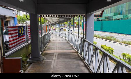 Kuala Lumpur, Malaisie - 21 août 2022 : passerelle couverte à travers le centre-ville de KL. La passerelle couverte protège les piétons de la forte pluie et d'un Banque D'Images