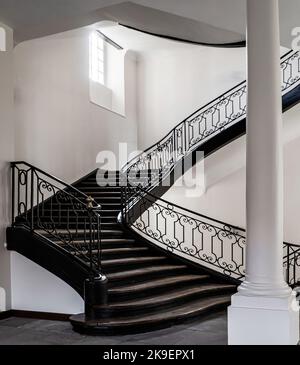 Vieux escalier en bois en spirale dans le gymnase. Strasbourg. Banque D'Images