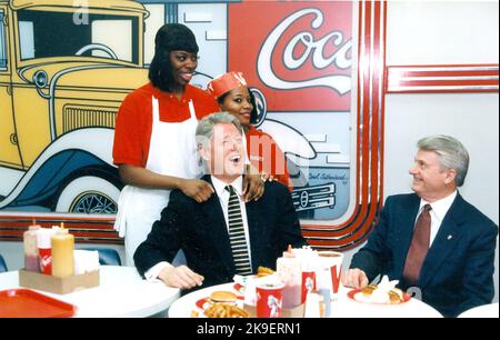 Le président William Jefferson Clinton et le gouverneur de Géorgie Zell Miller mangeant au Varsity Diner à Atlanta, Géorgie, États-Unis - 1996 Banque D'Images