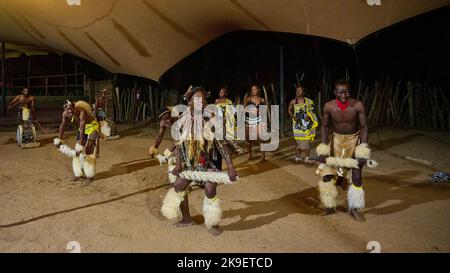 Le spectacle de chant et de danse de Shangaan pour les touristes séjournant à Hippo Hollow dans la province de Mpumalanga Banque D'Images
