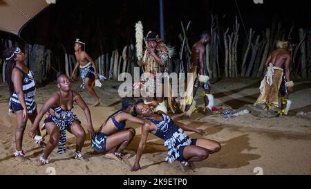 Le spectacle de chant et de danse de Shangaan pour les touristes séjournant à Hippo Hollow dans la province de Mpumalanga Banque D'Images