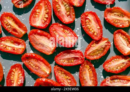 Jeunes tomates prune séchant au soleil Banque D'Images