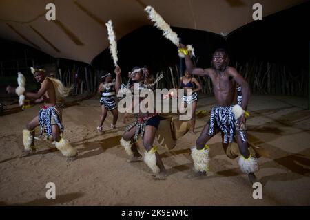 Le spectacle de chant et de danse de Shangaan pour les touristes séjournant à Hippo Hollow dans la province de Mpumalanga Banque D'Images