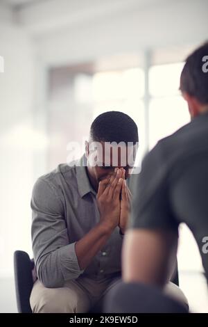 Je ne peux plus le faire. Un jeune homme malheureux qui parle avec un collègue. Banque D'Images