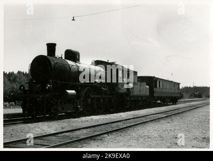 Les chemins de fer de l'État, SJ B et SJ BO7 2812.ce wagon a été combiné en 1893 par deux wagons à deux essieux B1B 456 et 458. Le premier avait été à l'origine inclus dans le train royal comme 'chariot de la princesse de la Couronne'. En 1930, le wagon a été reconstruit par l'atelier de SJ à Tomteboda pour une voiture de mesure pour l'examen de l'emplacement de la voie. En tant que tel, il a été transféré au parking de service en 1962. Banque D'Images