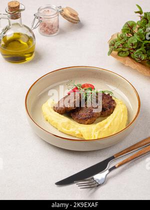 Portion de côtelettes de bœuf russe avec purée de pommes de terre Banque D'Images