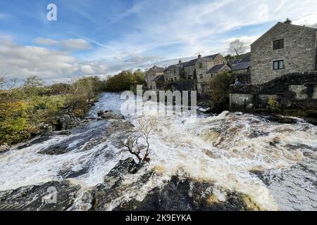 Grassington, Yorkshire, Royaume-Uni. 28th octobre 2022. Une belle matinée d'automne à la cascade de Linton Falls sur la rivière Wharfe près de Grassington, dans le Yorkshire. Crédit : Headlinephoto/Alamy Live News. Banque D'Images