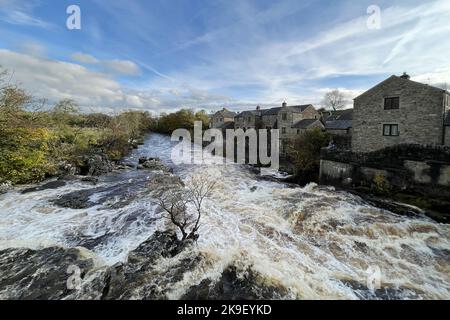 Grassington, Yorkshire, Royaume-Uni. 28th octobre 2022. Une belle matinée d'automne à la cascade de Linton Falls sur la rivière Wharfe près de Grassington, dans le Yorkshire. Crédit : Headlinephoto/Alamy Live News. Banque D'Images