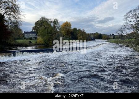 Grassington, Yorkshire, Royaume-Uni. 28th octobre 2022. Une belle matinée d'automne à la cascade de Linton Falls sur la rivière Wharfe près de Grassington, dans le Yorkshire. Crédit : Headlinephoto/Alamy Live News. Banque D'Images