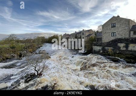 Grassington, Yorkshire, Royaume-Uni. 28th octobre 2022. Une belle matinée d'automne à la cascade de Linton Falls sur la rivière Wharfe près de Grassington, dans le Yorkshire. Crédit : Headlinephoto/Alamy Live News. Banque D'Images