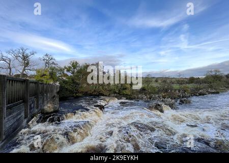 Grassington, Yorkshire, Royaume-Uni. 28th octobre 2022. Une belle matinée d'automne à la cascade de Linton Falls sur la rivière Wharfe près de Grassington, dans le Yorkshire. Crédit : Headlinephoto/Alamy Live News. Banque D'Images