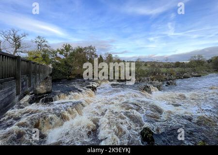 Grassington, Yorkshire, Royaume-Uni. 28th octobre 2022. Une belle matinée d'automne à la cascade de Linton Falls sur la rivière Wharfe près de Grassington, dans le Yorkshire. Crédit : Headlinephoto/Alamy Live News. Banque D'Images