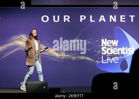 Lizzie Daly donne son discours intitulé « la vie secrète des animaux », sur la scène notre planète, à New Scientist Live 2022 Banque D'Images