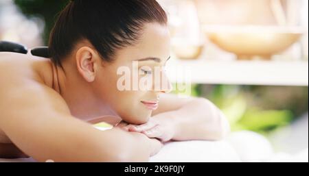 Bliss est ici. Une jeune femme se fait masser dans un spa. Banque D'Images