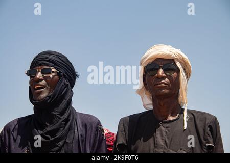 Tribus africaines, Nigeria, État de Borno, ville de Maiduguri. Tribu des Fulani habillée traditionnellement en vêtements colorés Banque D'Images