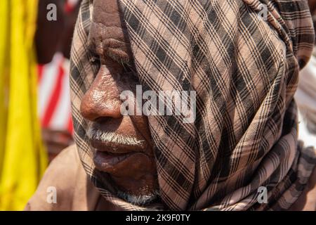 Tribus africaines, Nigeria, État de Borno, ville de Maiduguri. Tribu des Fulani habillée traditionnellement en vêtements colorés Banque D'Images