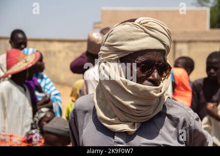 Tribus africaines, Nigeria, État de Borno, ville de Maiduguri. Tribu des Fulani traditionnellement habillée de vêtements tribaux et religieux colorés Banque D'Images