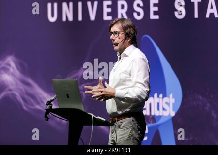 Le professeur Jeff Forshaw décrit le problème quantique complexe, qui émergent lorsqu'il essaie de suivre l'information qui coule dans et hors des trous noirs, sur la scène de l'Univers, à New Scientist Live 2022 Banque D'Images