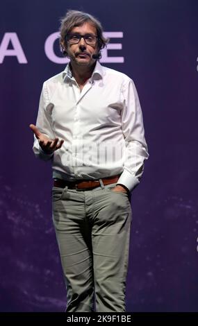 Le professeur Jeff Forshaw décrit le problème quantique complexe, qui émergent lorsqu'il essaie de suivre l'information qui coule dans et hors des trous noirs, sur la scène de l'Univers, à New Scientist Live 2022 Banque D'Images