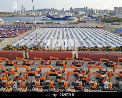YANTAI, CHINE - 28 OCTOBRE 2022 - la photo aérienne montre un grand nombre de véhicules d'exportation de marchandises assemblés pour le chargement au port de Yantai à Yantai, Shan Banque D'Images